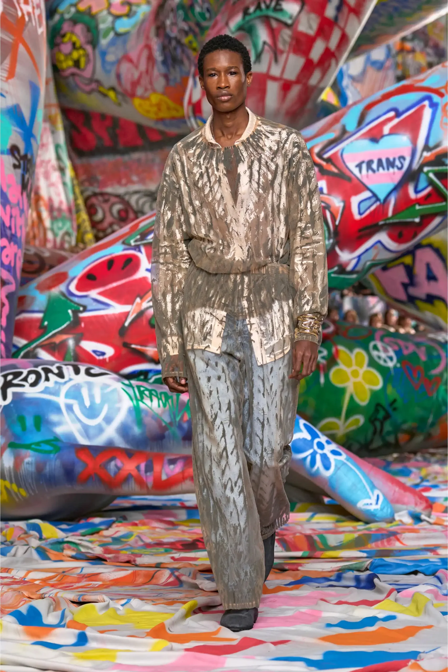 חולצה מכופתרת בהדפס סריג - לבן – תמונה 5