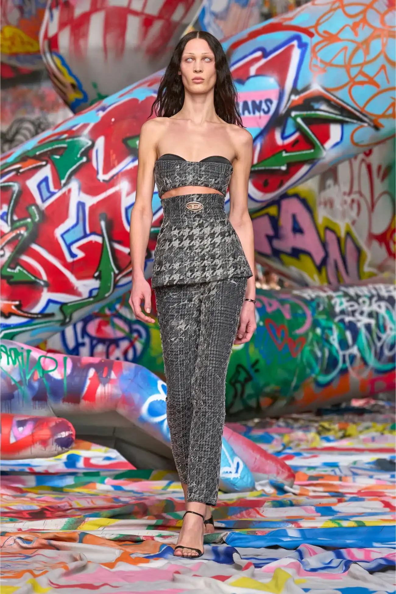 סנדלי עור עם עקב וודג׳ - שחור – תמונה 6