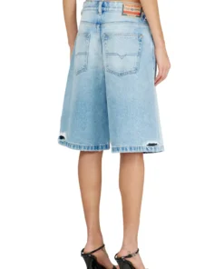 Alternative view of די סייר שורט בגזרה רפויה באורך ברך עם מראה משופשף - כחול בהיר