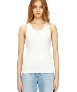 גופיית סריג ריב בגזרה צרה עם לוגו דיזל מתכתי - לבן