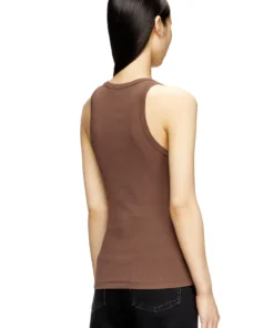 Alternative view of גופיית סריג ריב בגזרה צרה עם לוגו דיזל מתכתי - חום