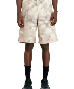 מכנסי טרנינג שורטס עם הדפס קמו דיגיטלי - בז'/חום