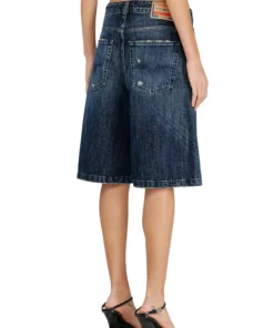 Alternative view of די סייר שורט בגזרה רפויה באורך ברך עם לוגו אחורי - כחול כהה