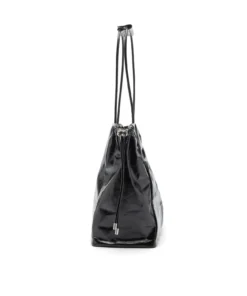 ⁦תיק Tote מוארך Scrunch-D מעור מקומט מבריק - שחור⁩ – תמונה ⁦3⁩