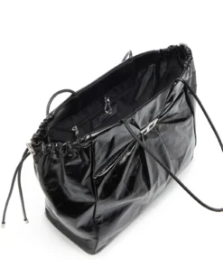 ⁦תיק Tote מוארך Scrunch-D מעור מקומט מבריק - שחור⁩ – תמונה ⁦4⁩