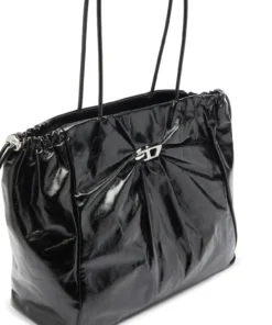⁦תיק Tote מוארך Scrunch-D מעור מקומט מבריק - שחור⁩ – תמונה ⁦5⁩